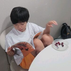 Hong Ji-min Instagram - 다양한 자세로 책보는 도로시 

ㅎㅎㅎ 로라는 그냥 언니따라 

요즘 도로시에게 제일 많이 하는 잔소리 로시야 책 📚 좀 그만봐

그만보라고 안하면 
밤새도록 책 보는 아이 
그만보라고 안하면 
밥 먹으면서 책보는 아이 
그만보라고 안하면 
하루종일  책보는 아이
이동중인 차안에서도 
계속 책보는 아이 

덕분에 열씸히 좋은책 빌린다고 도서관 다니는 엄마 
당근 이용하는 엄마 
책 📚 정보 구하려고 
책 📚 많이 아는 친구엄마한테 열씸히 정보 듣는 엄마 

로시는 커서 뭐가 되고 싶어? 아쿠아리움 사육사가 꿈인 로시 

오늘은 눈뜨자마자 산딸기 달라더니 식탁위에 놓인  엄마 카드사 잡지 부터 읽는 아이 

로시야 미안해 
자꾸 책  그만보라고 해서 

근데 잘때랑 식사할때는 그만봐야지!!!!!!!!
 
은근히 요리 잘하는데 시엄마랑 남편이 너무 수준급이라 
ㅎㅎㅎ아무것도 못하는 엄마 👩 
주방에 3명이 들어가 있으면 
느무 복잡해 ㅎㅎㅎ 

오늘은 내가 요리 ㅎㅎㅎ
근데 월남쌈도 요리 맞죠? 
아하하하하 아하하하하 

산책하는 가족 

이런 일상이 너무 소중한 엄마 
이런 일상을 허락해주셔서 감사합니다 😍😍😍😍😍

로시 10살 이시기에 좋은 책 추천 해주세요 !!!!
요즘 덩달아 로라도 그저감사합니다 😀

#딸바보 #감사 #일상의기적
