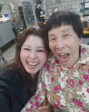 Hong Ji-min Instagram - 오늘은 양평공연 
오늘 공연은 아주 아주 특별했습니다 🥰🥰🥰

울엄마 마지막에 니가 오늘 공연을 했다고 하셨지만 😭 😢 
괜찮아 엄마 기억못해도!!!!

매 순간 순간 마냥 즐거운 울엄마 그저 감사할뿐입니당 

 엄마를 만나면  엄청 많이 웃어요 엄마 사랑해 우리 백순잔치 꼭 가즈아 🥰😍😍😍😍

오늘은 도로시가 훌쩍거리기까지하며 유독 할머니 품을 떠나지 못하는 하루였습니다.철이 부쩍든 도로시 !!!!!

로시야 로라야 할머니 많이 사랑해줘서 😊 고마웡 💗 😘 

오늘 공연 때 국민 여러분 들으시면서 눈물 흘리시던 저보다  한살어린 동생분을 응원하겠습니다! 힘내세요

저에게 공연은 늘 힐링이고 감사입니다 🥰🥰🥰🥰

마지막까지 함께해 주신 여러분들 너무너무 감사합니다🥰🥰🥰
앵콜을 너무 크게 지휘하듯이 외쳐주시던 관객분들 사랑해요 💜 😘 💕 ❤️ 💗 
오랜만에 만난 반가운 임세준샘 
역쉬 최고의 공연이였어요 

#감사 #양평 ❤️ #임세준풍선아티스트