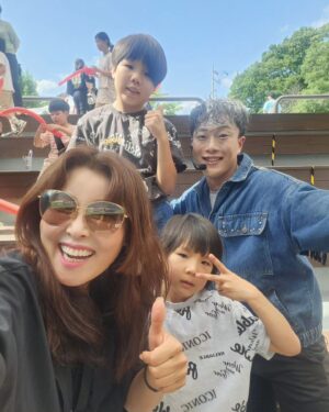 Hong Ji-min Instagram - 오늘은 양평공연 
오늘 공연은 아주 아주 특별했습니다 🥰🥰🥰

울엄마 마지막에 니가 오늘 공연을 했다고 하셨지만 😭 😢 
괜찮아 엄마 기억못해도!!!!

매 순간 순간 마냥 즐거운 울엄마 그저 감사할뿐입니당 

 엄마를 만나면  엄청 많이 웃어요 엄마 사랑해 우리 백순잔치 꼭 가즈아 🥰😍😍😍😍

오늘은 도로시가 훌쩍거리기까지하며 유독 할머니 품을 떠나지 못하는 하루였습니다.철이 부쩍든 도로시 !!!!!

로시야 로라야 할머니 많이 사랑해줘서 😊 고마웡 💗 😘 

오늘 공연 때 국민 여러분 들으시면서 눈물 흘리시던 저보다  한살어린 동생분을 응원하겠습니다! 힘내세요

저에게 공연은 늘 힐링이고 감사입니다 🥰🥰🥰🥰

마지막까지 함께해 주신 여러분들 너무너무 감사합니다🥰🥰🥰
앵콜을 너무 크게 지휘하듯이 외쳐주시던 관객분들 사랑해요 💜 😘 💕 ❤️ 💗 
오랜만에 만난 반가운 임세준샘 
역쉬 최고의 공연이였어요 

#감사 #양평 ❤️ #임세준풍선아티스트