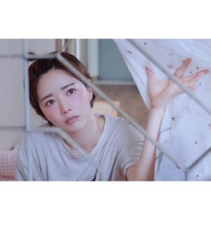 Hong Soo-ah Instagram - 드디어 오늘 개봉!!🦋
 오예!!!🎊🎊💖

나비효과 촬영시기가 
작년 늦여름 한창 
추꾸 시작할때 였어요 😂
팔둑에 멍은 
작년에 #골때녀 하다가🥹⚽️
영광의상처 🫠🏥

힘들어도 행복했슙니댜 힣 😇

마음이 따듯해지는 #영화나비효과 
🦋💕
“힘든시기 여러분 모두 힘내세요!”

영화 보러 많이 와주세요오 💜💜