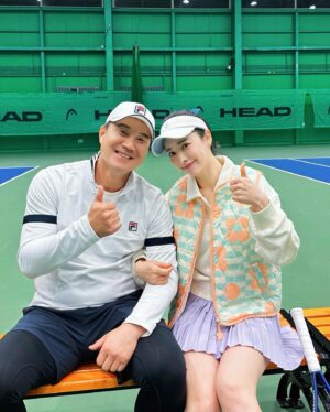 Hong Soo-ah Instagram - 위닝샷 이후 , 
오랜만에
이형택 감독님과 함께 🤗🥰💫

감독님께서 
특별레슨 해주셨어요🙌🏻⭐️
#머드리 에서 만나요 💖

#새해복많이받으세요 🙇🏻‍♀️
