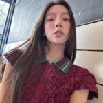 Hong Ji-yoon Instagram - 도버스트릿에서 산 포도색 옷을 입고 노호에서 소호까지 그리고 다시 다운타운까지 걷고 또걷기 꾸덕한 치즈랑 피클향이 진한 아메리칸 치즈버거를 찾았는데 사이드로 나온 버터헤드레터스 샐러드까지 완전한 그것을 먹고 (˘̩̩̩̩̩̩◅˘̩̩̩̩̩̩ ) 해가 가장 길고 따듯했던 하루 ｡° ૮₍ o̴̶̷᷄⤙o̴̶̷̥᷅ ₎ა °｡ 뉴욕에 지내면서 수많은 좋은점이 있지만 그중 하나를 꼽자면 바로 하루에 만보 넘게 걷는 것이 당연해진 매일 매일이다 (♥ ਊ♥)