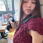 Hong Ji-yoon Instagram - 도버스트릿에서 산 포도색 옷을 입고 노호에서 소호까지 그리고 다시 다운타운까지 걷고 또걷기 꾸덕한 치즈랑 피클향이 진한 아메리칸 치즈버거를 찾았는데 사이드로 나온 버터헤드레터스 샐러드까지 완전한 그것을 먹고 (˘̩̩̩̩̩̩◅˘̩̩̩̩̩̩ ) 해가 가장 길고 따듯했던 하루 ｡° ૮₍ o̴̶̷᷄⤙o̴̶̷̥᷅ ₎ა °｡ 뉴욕에 지내면서 수많은 좋은점이 있지만 그중 하나를 꼽자면 바로 하루에 만보 넘게 걷는 것이 당연해진 매일 매일이다 (♥ ਊ♥)
