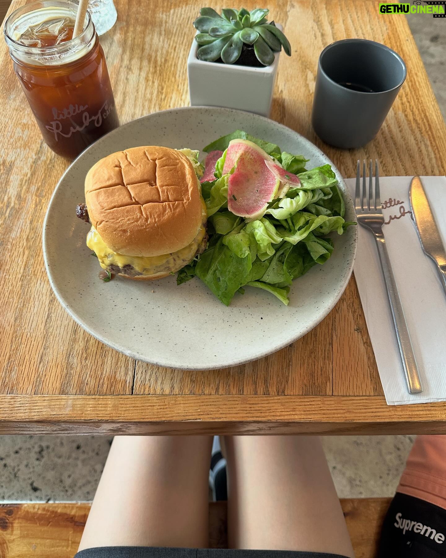 Hong Ji-yoon Instagram - 도버스트릿에서 산 포도색 옷을 입고 노호에서 소호까지 그리고 다시 다운타운까지 걷고 또걷기 꾸덕한 치즈랑 피클향이 진한 아메리칸 치즈버거를 찾았는데 사이드로 나온 버터헤드레터스 샐러드까지 완전한 그것을 먹고 (˘̩̩̩̩̩̩◅˘̩̩̩̩̩̩ ) 해가 가장 길고 따듯했던 하루 。° ૮₍ o̴̶̷᷄⤙o̴̶̷̥᷅ ₎ა °。 뉴욕에 지내면서 수많은 좋은점이 있지만 그중 하나를 꼽자면 바로 하루에 만보 넘게 걷는 것이 당연해진 매일 매일이다 (♥ ਊ♥)