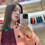 Hong Ji-yoon Instagram - 도버스트릿에서 산 포도색 옷을 입고 노호에서 소호까지 그리고 다시 다운타운까지 걷고 또걷기 꾸덕한 치즈랑 피클향이 진한 아메리칸 치즈버거를 찾았는데 사이드로 나온 버터헤드레터스 샐러드까지 완전한 그것을 먹고 (˘̩̩̩̩̩̩◅˘̩̩̩̩̩̩ ) 해가 가장 길고 따듯했던 하루 ｡° ૮₍ o̴̶̷᷄⤙o̴̶̷̥᷅ ₎ა °｡ 뉴욕에 지내면서 수많은 좋은점이 있지만 그중 하나를 꼽자면 바로 하루에 만보 넘게 걷는 것이 당연해진 매일 매일이다 (♥ ਊ♥)