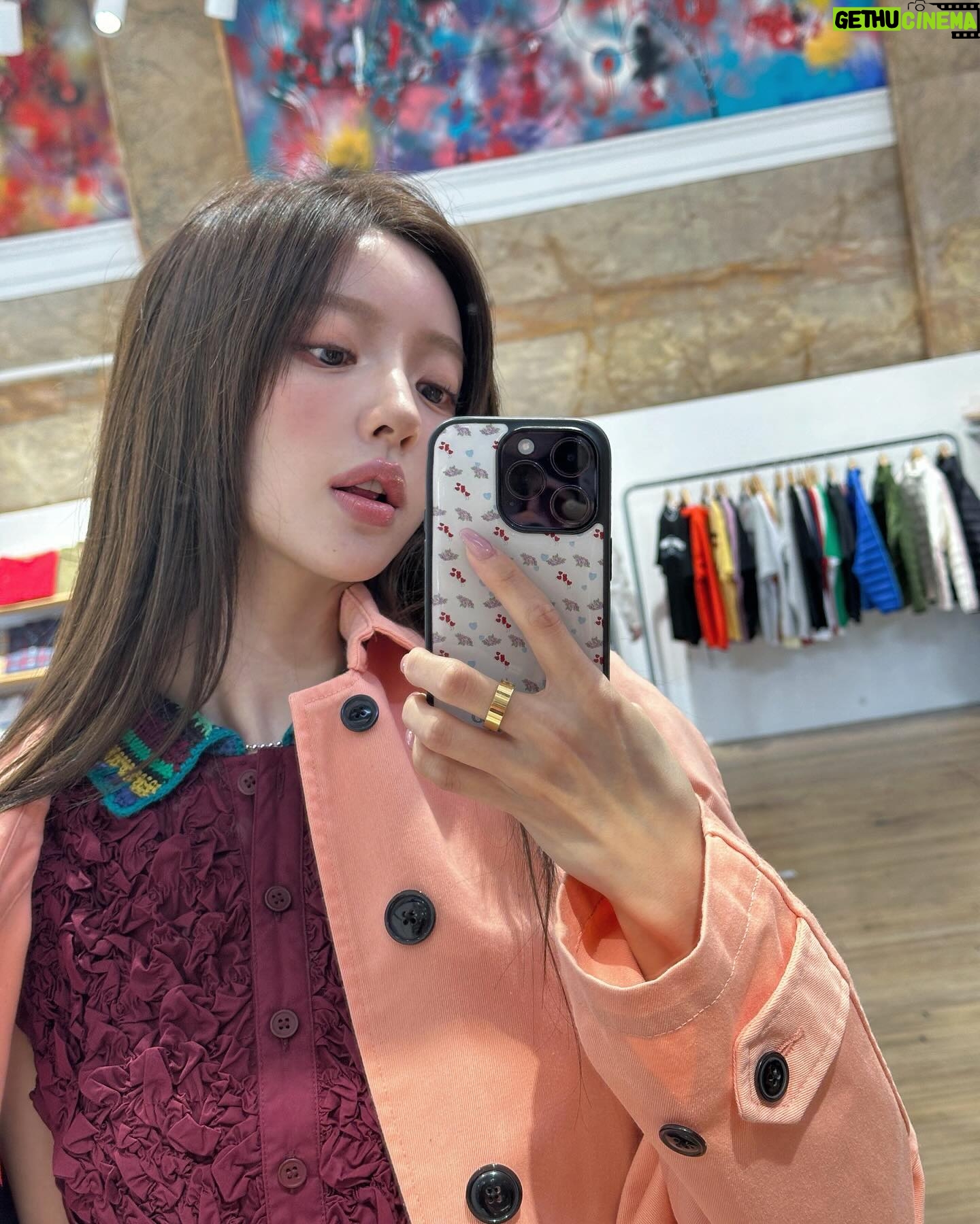 Hong Ji-yoon Instagram - 도버스트릿에서 산 포도색 옷을 입고 노호에서 소호까지 그리고 다시 다운타운까지 걷고 또걷기 꾸덕한 치즈랑 피클향이 진한 아메리칸 치즈버거를 찾았는데 사이드로 나온 버터헤드레터스 샐러드까지 완전한 그것을 먹고 (˘̩̩̩̩̩̩◅˘̩̩̩̩̩̩ ) 해가 가장 길고 따듯했던 하루 。° ૮₍ o̴̶̷᷄⤙o̴̶̷̥᷅ ₎ა °。 뉴욕에 지내면서 수많은 좋은점이 있지만 그중 하나를 꼽자면 바로 하루에 만보 넘게 걷는 것이 당연해진 매일 매일이다 (♥ ਊ♥)