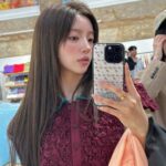 Hong Ji-yoon Instagram - 도버스트릿에서 산 포도색 옷을 입고 노호에서 소호까지 그리고 다시 다운타운까지 걷고 또걷기 꾸덕한 치즈랑 피클향이 진한 아메리칸 치즈버거를 찾았는데 사이드로 나온 버터헤드레터스 샐러드까지 완전한 그것을 먹고 (˘̩̩̩̩̩̩◅˘̩̩̩̩̩̩ ) 해가 가장 길고 따듯했던 하루 ｡° ૮₍ o̴̶̷᷄⤙o̴̶̷̥᷅ ₎ა °｡ 뉴욕에 지내면서 수많은 좋은점이 있지만 그중 하나를 꼽자면 바로 하루에 만보 넘게 걷는 것이 당연해진 매일 매일이다 (♥ ਊ♥)