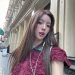 Hong Ji-yoon Instagram - 도버스트릿에서 산 포도색 옷을 입고 노호에서 소호까지 그리고 다시 다운타운까지 걷고 또걷기 꾸덕한 치즈랑 피클향이 진한 아메리칸 치즈버거를 찾았는데 사이드로 나온 버터헤드레터스 샐러드까지 완전한 그것을 먹고 (˘̩̩̩̩̩̩◅˘̩̩̩̩̩̩ ) 해가 가장 길고 따듯했던 하루 ｡° ૮₍ o̴̶̷᷄⤙o̴̶̷̥᷅ ₎ა °｡ 뉴욕에 지내면서 수많은 좋은점이 있지만 그중 하나를 꼽자면 바로 하루에 만보 넘게 걷는 것이 당연해진 매일 매일이다 (♥ ਊ♥)