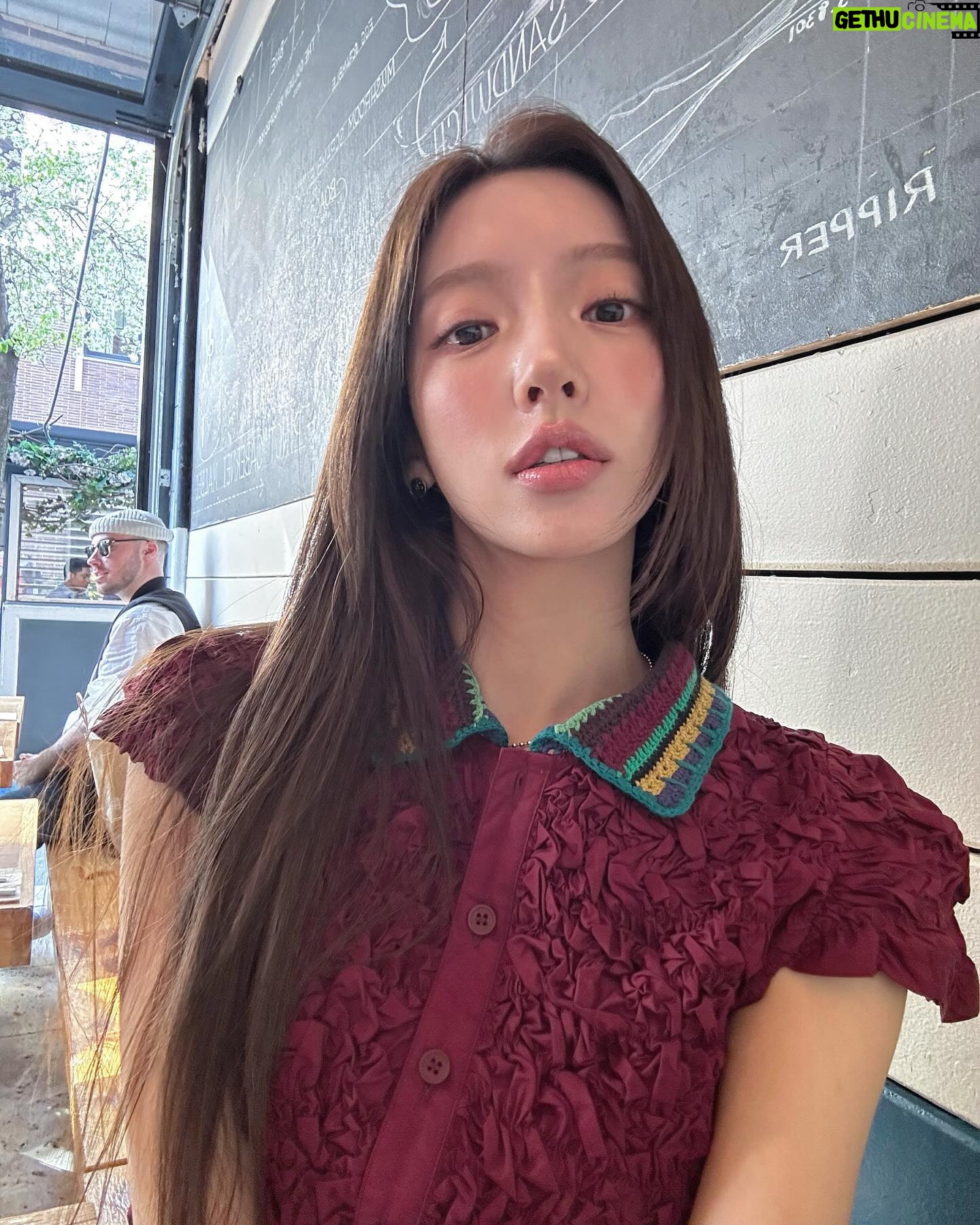 Hong Ji-yoon Instagram - 도버스트릿에서 산 포도색 옷을 입고 노호에서 소호까지 그리고 다시 다운타운까지 걷고 또걷기 꾸덕한 치즈랑 피클향이 진한 아메리칸 치즈버거를 찾았는데 사이드로 나온 버터헤드레터스 샐러드까지 완전한 그것을 먹고 (˘̩̩̩̩̩̩◅˘̩̩̩̩̩̩ ) 해가 가장 길고 따듯했던 하루 。° ૮₍ o̴̶̷᷄⤙o̴̶̷̥᷅ ₎ა °。 뉴욕에 지내면서 수많은 좋은점이 있지만 그중 하나를 꼽자면 바로 하루에 만보 넘게 걷는 것이 당연해진 매일 매일이다 (♥ ਊ♥)