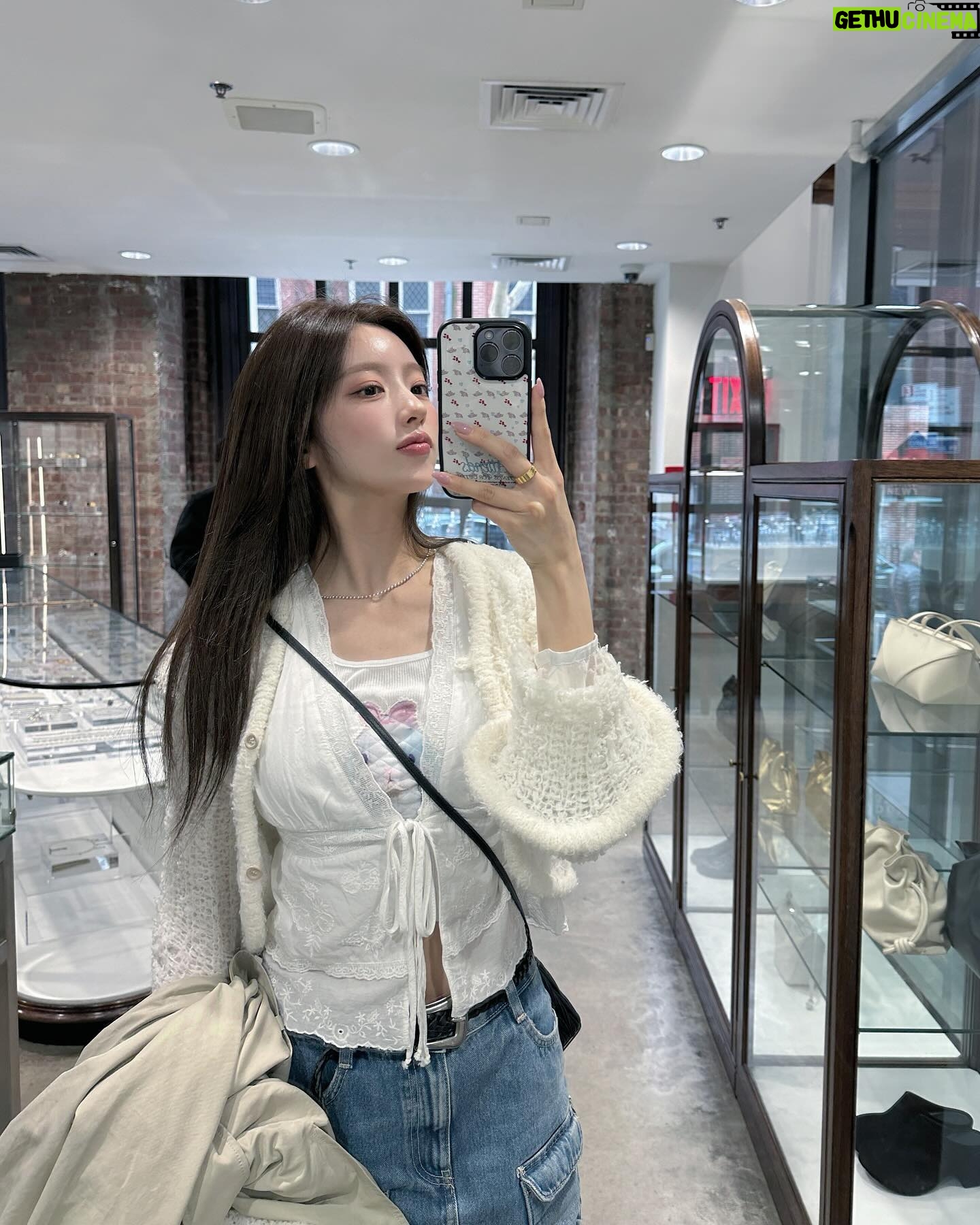 Hong Ji-yoon Instagram - Nyc 라이뿌 하나. 도버스트릿마켓에서 나가는법 까먹음 ;;