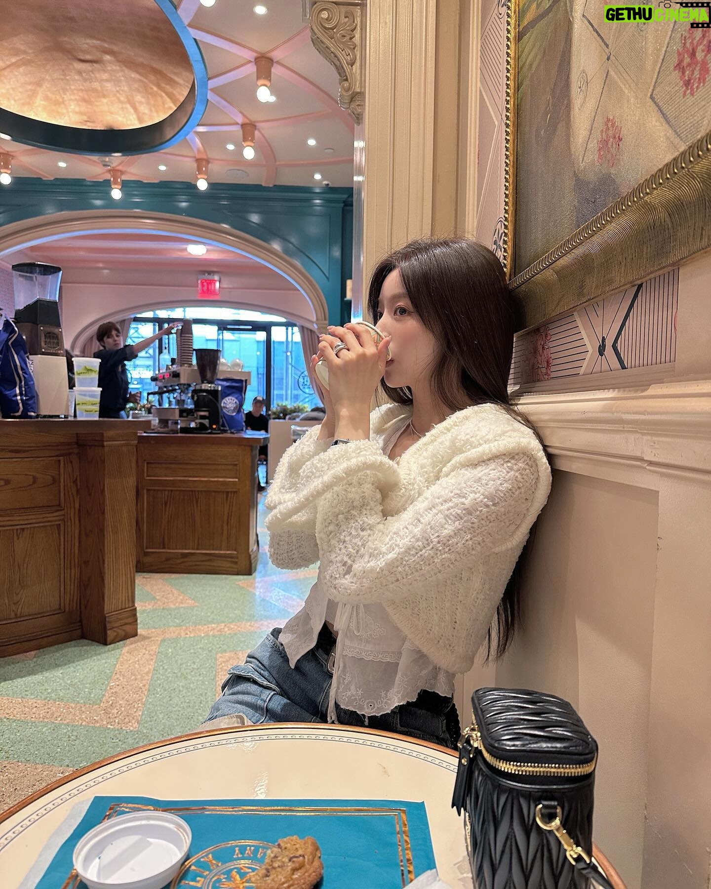 Hong Ji-yoon Instagram - Nyc 라이뿌 하나. 도버스트릿마켓에서 나가는법 까먹음 ;;