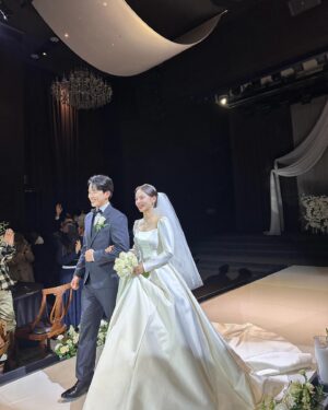 Hong Ji-yoon Instagram - 언니에게
하나밖에 없는 나의 언니야 
오늘은 언니가 결혼을 하는 날이구나.
시간은 돌아보는 때 마다 매번 깜짝 놀랄만큼 빠르게 지나왔다고 느껴지지만 
언니가 나의 언니로, 내가 언니의 동생으로 살아온 시간을 돌아보니 우리 자매의 시간과 인연은 참 깊은 것 같아.
어릴땐 언니가 마냥 단단하고 구부러지는 법도, 넘어지는 법도 모르는 사람 같았어.
그런데 나도 언니랑 함께 자라고 오늘이 되어 언니를 보니 
우리 언니도 한없이 작고 곱고 마음 여린 사람이더라.
그런 언니 옆에 이제는 든든하게 함께 할 형부가 있어서 참 다행이고, 감사해.
언니와 형부가 서로 아껴주며 살아갈 앞으로의 인생, 내가 감히 어떻게 살길 바란다 당부하고 싶은 말 보다는
워낙 두분 잘 하시리라 믿고 진심을 다해 축복하고 응원할게.
난 뭐..그저 내가 이제 언니한테 짐이나 되지 말아야지 해 ㅋㅋ
나처럼 손이 많이 가고 욕심 많은 동생을 가진 언니라고 해서 다 언니 같지 않다는거 엄마가 늘 말해줬는데
엄마의 그 말도, 언니는 항상 나에게 주기만 하는 언니였던 것도 이제야 가슴 깊이 다가온다.
언니가 형부와 새로운 삶을 시작하는게 비로소 실감이 나서 일까?

나한테 언니는 
엄격한 꼰대이기도 하고 나를 도저히 이해 못하는 나와는 정반대인 사람이기도 했지만
세상 그 누구에게도 말 못하는 비밀을 털어 놓을 수 있는 내편이기도, 
언니가 걷는 그 멋진 모험의 길을 꼭 한번은 가 보고 싶게 하는 내 길잡이 이기도, 
가족과 내 사람을 진심으로 생각 하고 아끼는게 뭔지 알게 해주는 본보기 이기도 했어.
그래서 오늘 언니의 인생에서 가장 빛이 나는 이 순간부터는 언니에게 나도 그런 동생이 되어 주려고.
”웃기지 말고 걱정하게나 하지마.“ 라고 하는 언니 목소리가 들리네. 근데 진심이야.
앞으로의 언니의 인생이 한결같이 평안하길 바라지만 
삶이란게 늘 반짝이기만 할 수는 없으니 그 빛이 식어 지치고 고된 날이 오면 말이야, 
그럼 내가 있다는거 꼭 잊지마.

이건 언니랑 나랑 둘만 아는 이야기인데, 
우리가 아주 아주 어릴때 내가 무서워서 잠 못자곤 했던 밤에 
언니가 날 꼭 안아주면서 재워줬잖아.
실은 나는 항상 그때의 힘으로 오늘을 살아가고 있거든.
그 날 내 무서운 밤을 지켜준 언니처럼 나도 여기 있을게.

그리고 착한 우리 형부
언젠가 우리언니가 꼭 이런 사람을 만나서 온전히 사랑 주고 받으며 행복하게 살았으면 좋겠다 하는 그 사람이 정말 언니에게 짠! 하고 나타나서, 그게 형부라서 저는 참 좋아요.
우리 언니를 항상 귀하게 여기고 따듯하게 대해주셔서 정말 고맙습니다.
그리고 우리 엄마, 아빠, 저에게도, 무엇보다 언니가 많이 사랑하는 우리 강아지 코미에게도 좋은 가족이 되어주셔서 감사해요.

언니. 3월 참 좋은 날 시집간다 우리언니
찬란하게 빛나는 봄이야. 봄 꽃처럼 예쁘네.
오늘 이 날로부터 우리언니, 형부, 그리고 우리강아지 코미 세 가족 함께 활짝 만개하길!
진심을 다해서 축복합니다.

2024. 3. 18 지윤