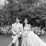 Hong Ji-yoon Instagram - 언니에게 하나밖에 없는 나의 언니야 오늘은 언니가 결혼을 하는 날이구나. 시간은 돌아보는 때 마다 매번 깜짝 놀랄만큼 빠르게 지나왔다고 느껴지지만 언니가 나의 언니로, 내가 언니의 동생으로 살아온 시간을 돌아보니 우리 자매의 시간과 인연은 참 깊은 것 같아. 어릴땐 언니가 마냥 단단하고 구부러지는 법도, 넘어지는 법도 모르는 사람 같았어. 그런데 나도 언니랑 함께 자라고 오늘이 되어 언니를 보니 우리 언니도 한없이 작고 곱고 마음 여린 사람이더라. 그런 언니 옆에 이제는 든든하게 함께 할 형부가 있어서 참 다행이고, 감사해. 언니와 형부가 서로 아껴주며 살아갈 앞으로의 인생, 내가 감히 어떻게 살길 바란다 당부하고 싶은 말 보다는 워낙 두분 잘 하시리라 믿고 진심을 다해 축복하고 응원할게. 난 뭐..그저 내가 이제 언니한테 짐이나 되지 말아야지 해 ㅋㅋ 나처럼 손이 많이 가고 욕심 많은 동생을 가진 언니라고 해서 다 언니 같지 않다는거 엄마가 늘 말해줬는데 엄마의 그 말도, 언니는 항상 나에게 주기만 하는 언니였던 것도 이제야 가슴 깊이 다가온다. 언니가 형부와 새로운 삶을 시작하는게 비로소 실감이 나서 일까? 나한테 언니는 엄격한 꼰대이기도 하고 나를 도저히 이해 못하는 나와는 정반대인 사람이기도 했지만 세상 그 누구에게도 말 못하는 비밀을 털어 놓을 수 있는 내편이기도, 언니가 걷는 그 멋진 모험의 길을 꼭 한번은 가 보고 싶게 하는 내 길잡이 이기도, 가족과 내 사람을 진심으로 생각 하고 아끼는게 뭔지 알게 해주는 본보기 이기도 했어. 그래서 오늘 언니의 인생에서 가장 빛이 나는 이 순간부터는 언니에게 나도 그런 동생이 되어 주려고. ”웃기지 말고 걱정하게나 하지마.“ 라고 하는 언니 목소리가 들리네. 근데 진심이야. 앞으로의 언니의 인생이 한결같이 평안하길 바라지만 삶이란게 늘 반짝이기만 할 수는 없으니 그 빛이 식어 지치고 고된 날이 오면 말이야, 그럼 내가 있다는거 꼭 잊지마. 이건 언니랑 나랑 둘만 아는 이야기인데, 우리가 아주 아주 어릴때 내가 무서워서 잠 못자곤 했던 밤에 언니가 날 꼭 안아주면서 재워줬잖아. 실은 나는 항상 그때의 힘으로 오늘을 살아가고 있거든. 그 날 내 무서운 밤을 지켜준 언니처럼 나도 여기 있을게. 그리고 착한 우리 형부 언젠가 우리언니가 꼭 이런 사람을 만나서 온전히 사랑 주고 받으며 행복하게 살았으면 좋겠다 하는 그 사람이 정말 언니에게 짠! 하고 나타나서, 그게 형부라서 저는 참 좋아요. 우리 언니를 항상 귀하게 여기고 따듯하게 대해주셔서 정말 고맙습니다. 그리고 우리 엄마, 아빠, 저에게도, 무엇보다 언니가 많이 사랑하는 우리 강아지 코미에게도 좋은 가족이 되어주셔서 감사해요. 언니. 3월 참 좋은 날 시집간다 우리언니 찬란하게 빛나는 봄이야. 봄 꽃처럼 예쁘네. 오늘 이 날로부터 우리언니, 형부, 그리고 우리강아지 코미 세 가족 함께 활짝 만개하길! 진심을 다해서 축복합니다. 2024. 3. 18 지윤