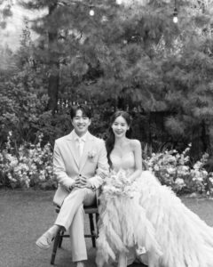 Hong Ji-yoon Instagram - 언니에게 하나밖에 없는 나의 언니야 오늘은 언니가 결혼을 하는 날이구나. 시간은 돌아보는 때 마다 매번 깜짝 놀랄만큼 빠르게 지나왔다고 느껴지지만 언니가 나의 언니로, 내가 언니의 동생으로 살아온 시간을 돌아보니 우리 자매의 시간과 인연은 참 깊은 것 같아. 어릴땐 언니가 마냥 단단하고 구부러지는 법도, 넘어지는 법도 모르는 사람 같았어. 그런데 나도 언니랑 함께 자라고 오늘이 되어 언니를 보니 우리 언니도 한없이 작고 곱고 마음 여린 사람이더라. 그런 언니 옆에 이제는 든든하게 함께 할 형부가 있어서 참 다행이고, 감사해. 언니와 형부가 서로 아껴주며 살아갈 앞으로의 인생, 내가 감히 어떻게 살길 바란다 당부하고 싶은 말 보다는 워낙 두분 잘 하시리라 믿고 진심을 다해 축복하고 응원할게. 난 뭐..그저 내가 이제 언니한테 짐이나 되지 말아야지 해 ㅋㅋ 나처럼 손이 많이 가고 욕심 많은 동생을 가진 언니라고 해서 다 언니 같지 않다는거 엄마가 늘 말해줬는데 엄마의 그 말도, 언니는 항상 나에게 주기만 하는 언니였던 것도 이제야 가슴 깊이 다가온다. 언니가 형부와 새로운 삶을 시작하는게 비로소 실감이 나서 일까? 나한테 언니는 엄격한 꼰대이기도 하고 나를 도저히 이해 못하는 나와는 정반대인 사람이기도 했지만 세상 그 누구에게도 말 못하는 비밀을 털어 놓을 수 있는 내편이기도, 언니가 걷는 그 멋진 모험의 길을 꼭 한번은 가 보고 싶게 하는 내 길잡이 이기도, 가족과 내 사람을 진심으로 생각 하고 아끼는게 뭔지 알게 해주는 본보기 이기도 했어. 그래서 오늘 언니의 인생에서 가장 빛이 나는 이 순간부터는 언니에게 나도 그런 동생이 되어 주려고. ”웃기지 말고 걱정하게나 하지마.“ 라고 하는 언니 목소리가 들리네. 근데 진심이야. 앞으로의 언니의 인생이 한결같이 평안하길 바라지만 삶이란게 늘 반짝이기만 할 수는 없으니 그 빛이 식어 지치고 고된 날이 오면 말이야, 그럼 내가 있다는거 꼭 잊지마. 이건 언니랑 나랑 둘만 아는 이야기인데, 우리가 아주 아주 어릴때 내가 무서워서 잠 못자곤 했던 밤에 언니가 날 꼭 안아주면서 재워줬잖아. 실은 나는 항상 그때의 힘으로 오늘을 살아가고 있거든. 그 날 내 무서운 밤을 지켜준 언니처럼 나도 여기 있을게. 그리고 착한 우리 형부 언젠가 우리언니가 꼭 이런 사람을 만나서 온전히 사랑 주고 받으며 행복하게 살았으면 좋겠다 하는 그 사람이 정말 언니에게 짠! 하고 나타나서, 그게 형부라서 저는 참 좋아요. 우리 언니를 항상 귀하게 여기고 따듯하게 대해주셔서 정말 고맙습니다. 그리고 우리 엄마, 아빠, 저에게도, 무엇보다 언니가 많이 사랑하는 우리 강아지 코미에게도 좋은 가족이 되어주셔서 감사해요. 언니. 3월 참 좋은 날 시집간다 우리언니 찬란하게 빛나는 봄이야. 봄 꽃처럼 예쁘네. 오늘 이 날로부터 우리언니, 형부, 그리고 우리강아지 코미 세 가족 함께 활짝 만개하길! 진심을 다해서 축복합니다. 2024. 3. 18 지윤