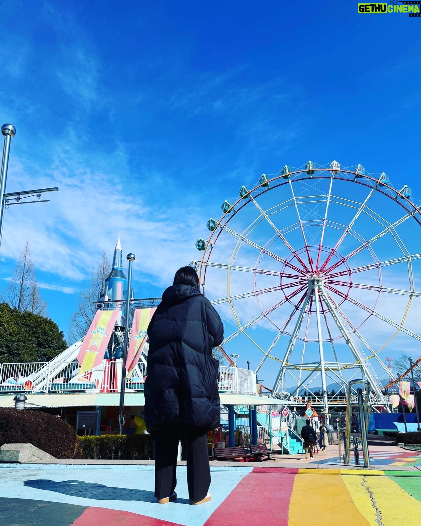 Honoka Matsumoto Instagram - . 2月のとある日🎡🌈 あるドラマの超重要シーンの撮影にて 松本の出番はなかったのですが現場に立ち会いに行きました。 見るだけのつもりが 最後のドローンで撮るカットにいつの間にかエキストラとして参加していました。 MGも松本に付き添って参加したのですが 松本、めちゃくちゃ全力でエキストラとしての任務を果たしておりました。 さすが女優だと思いました。 松本穂香、念願のエキストラ出演が叶った日でした。 絶対に見つけられないので探そうとしないでくださいね🫡 #出番ないのにエキストラ出演しちゃう松本穂香って奴 #ドローンカットのみなので他のカットには出ていません #3枚目モニターチェックをする松本 #最後は撮影後に普通に遊ぶ松本