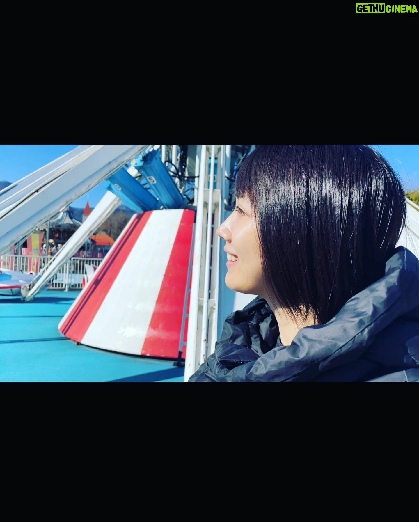 Honoka Matsumoto Instagram - . 2月のとある日🎡🌈 あるドラマの超重要シーンの撮影にて 松本の出番はなかったのですが現場に立ち会いに行きました。 見るだけのつもりが 最後のドローンで撮るカットにいつの間にかエキストラとして参加していました。 MGも松本に付き添って参加したのですが 松本、めちゃくちゃ全力でエキストラとしての任務を果たしておりました。 さすが女優だと思いました。 松本穂香、念願のエキストラ出演が叶った日でした。 絶対に見つけられないので探そうとしないでくださいね🫡 #出番ないのにエキストラ出演しちゃう松本穂香って奴 #ドローンカットのみなので他のカットには出ていません #3枚目モニターチェックをする松本 #最後は撮影後に普通に遊ぶ松本
