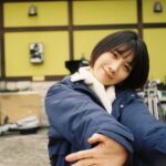 Honoka Matsumoto Instagram - . テレ東開局60周年連続ドラマ「95」 本日からスタートです💨 3404434112724454 #95 #キュウゴー #キュウゴーと読みます #松本穂香 #オフショットだいたいこのポーズしてる #困ったらこれしときゃいいと思ってる