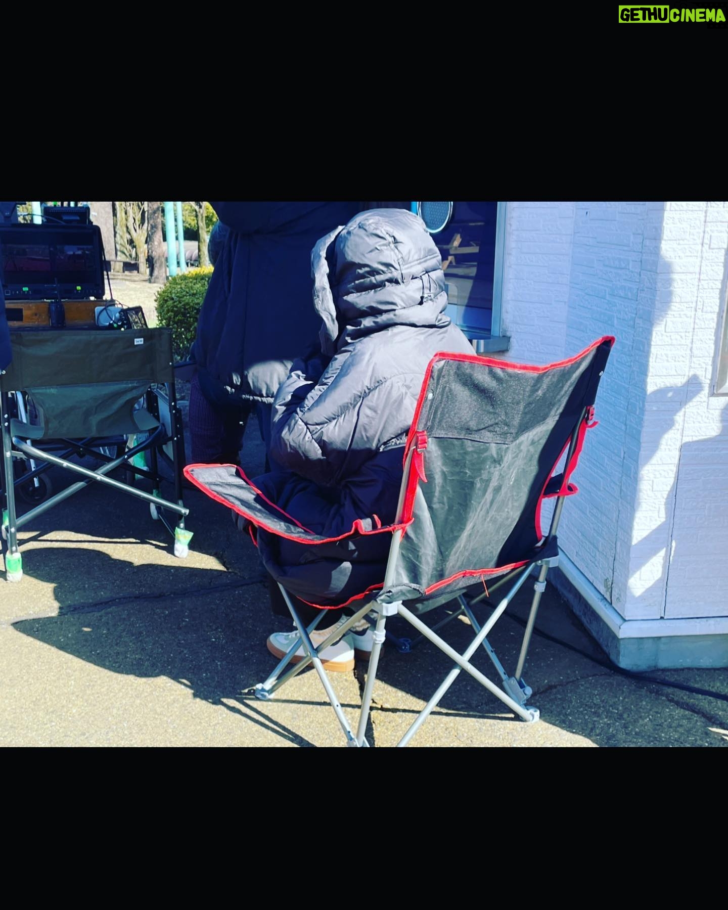 Honoka Matsumoto Instagram - . 2月のとある日🎡🌈 あるドラマの超重要シーンの撮影にて 松本の出番はなかったのですが現場に立ち会いに行きました。 見るだけのつもりが 最後のドローンで撮るカットにいつの間にかエキストラとして参加していました。 MGも松本に付き添って参加したのですが 松本、めちゃくちゃ全力でエキストラとしての任務を果たしておりました。 さすが女優だと思いました。 松本穂香、念願のエキストラ出演が叶った日でした。 絶対に見つけられないので探そうとしないでくださいね🫡 #出番ないのにエキストラ出演しちゃう松本穂香って奴 #ドローンカットのみなので他のカットには出ていません #3枚目モニターチェックをする松本 #最後は撮影後に普通に遊ぶ松本