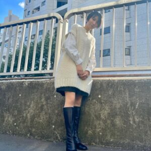 Honoka Matsumoto Instagram - .
取材の合間の松本👢

大の字ポーズ？のサービスをいただいたので
あわせてどうぞ。

#笑いのカイブツ 
#松本穂香