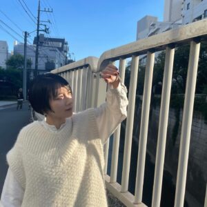 Honoka Matsumoto Instagram - .
取材の合間の松本👢

大の字ポーズ？のサービスをいただいたので
あわせてどうぞ。

#笑いのカイブツ 
#松本穂香