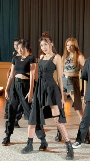 Hsin-Ling Chi Instagram - 放個小小20秒🤭我好期待成品

#pinkvenom #blackpink #pinkvenomcover #pinkvenomchallenge #cover #kpop #kpopdance