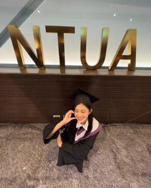 Hsin-Ling Chi Instagram - 四年咻一下就過去啦！🎓