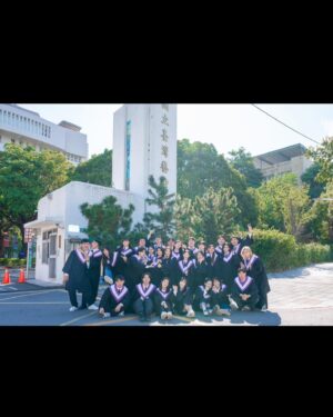 Hsin-Ling Chi Instagram - 四年咻一下就過去啦！🎓