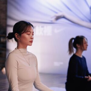 Hsing-Chen Yeh Instagram - 🌊沈浸於如同海浪般的呼吸之中，
為自己的靈魂調頻，重拾寧靜。
🙏🏽 Namaste ✨

#NikeZenvy #沈浸柔軟裡
極度舒適自在的瑜珈系列
真心不騙 我收藏了七件🥹🫶🏼