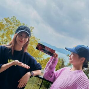 Hsing-Chen Yeh Instagram - 🪶
1. 🦜與⭐️
2. 20分鐘後吵到耳朵有點受不了
3. 好的，知道了
4. 本次兌換券已核銷
5. 白色羊駝與白色衣服的人
6. 🦩🦩🦩🦩🦩🦩
7.  羊駝美人
8. 海鹽烤焦糖豆花
9. 與南投的艷陽聯合舉辦
10. 永保安康 旅途愉快🫶🏼