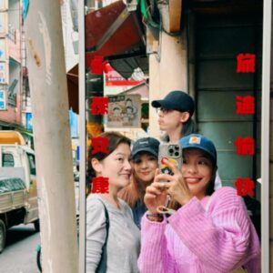 Hsing-Chen Yeh Instagram - 🪶
1. 🦜與⭐️
2. 20分鐘後吵到耳朵有點受不了
3. 好的，知道了
4. 本次兌換券已核銷
5. 白色羊駝與白色衣服的人
6. 🦩🦩🦩🦩🦩🦩
7.  羊駝美人
8. 海鹽烤焦糖豆花
9. 與南投的艷陽聯合舉辦
10. 永保安康 旅途愉快🫶🏼