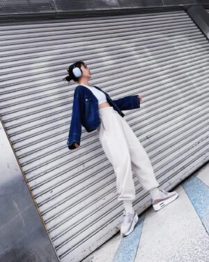 Hsing-Chen Yeh Instagram - ☁️捉摸不透的天氣🎧

#星のコーデ @nike 
#AirMaxDay 🫶🏼