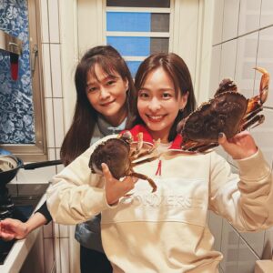 Hsing-Chen Yeh Instagram - 除夕快樂🦖

1.與母的料理時間
2.謝謝你🥹黃金蟹
3.與前年一模一樣的照片
4.妹妹說寶寶目前叫丹妮莉絲（龍母）
5.邊緣星菇
6.要不要來刮刮樂
7.強運阿澄刮中5000
8.新年快樂💖愛大家