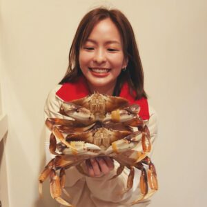 Hsing-Chen Yeh Instagram - 除夕快樂🦖

1.與母的料理時間
2.謝謝你🥹黃金蟹
3.與前年一模一樣的照片
4.妹妹說寶寶目前叫丹妮莉絲（龍母）
5.邊緣星菇
6.要不要來刮刮樂
7.強運阿澄刮中5000
8.新年快樂💖愛大家