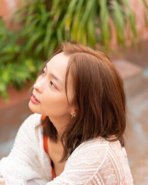 Hsing-Chen Yeh Instagram - 時常覺得我的快樂深受著太陽影響，
或許有人和我一樣。 
晴天，身體會特別早喚我起床，
心情也會掛上一幅亮黃色的大笑臉 ‘ᴗ’ .ᐟ.ᐟ 
 
而炙熱的夏日，則是我最愛的季節。
捉到一個假期，海風一路相伴，
踏上通往南方的輕旅途， 
此刻正是享受陽光與海灘的絕佳時刻🏖️
 
關於日曬，膚色健康一點沒關係， 
但髮絲的光澤可不能少！ 
 
這次的旅途特別帶上了— rahua 島嶼花園煥活系列 ，
含有多種維他命可以補充頭髮所需營養，因為是天然植萃製成，我覺得洗後有種潔淨的清爽感 ，搭配潤髮與免沖洗護髮乳一起使用，吹完頭髮蓬鬆柔亮、好舒服😌🤍 
甜而不膩的花果香氣，更是放大了每個美好的度假瞬間。🥥🌺 
 
之前在限動跟大家分享過，rahua是以100%純植物成分製造，絕不進行動物實驗。每瓶島嶼花園煥活系列的商品，還會將銷售所得的10%收益使用於保護加拉帕戈斯群島，守護當地的生態與環境。 
 
有了rahua溫柔地滋養著髮絲， 
就能讓我盡情地享受太陽贈予的快樂激素✨
 
 win-win .ᐟ.ᐟ triple win .ᐟ .ᐟ 
 
 #秀髮的綜合維他命 #rahua粉紅火烈鳥計畫