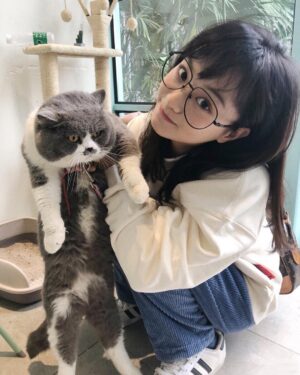 Hu Yixuan Instagram - -
喵～🐱
《一个快乐肥宅的阳光生活》