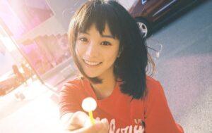 Hu Yixuan Instagram - -
我一点都不想减肥 就是想要吃根棒棒糖 
总结：荔枝味的四月