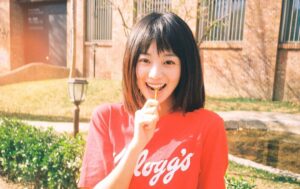 Hu Yixuan Instagram - -
我一点都不想减肥 就是想要吃根棒棒糖 
总结：荔枝味的四月