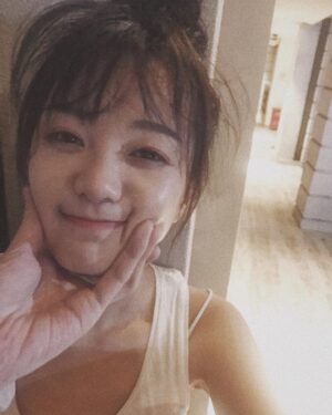 Hu Yixuan Instagram - -
干嘛捏我可爱的脸🥺
