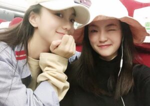 Hu Yixuan Instagram - -
妹妹说她不会睁一只眼闭一只眼自拍 我就亲自教了她 下回准备教她如何给姐姐做饭洗衣服拖地打扫卫生