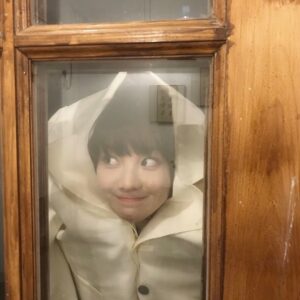 Hu Yixuan Instagram - -
爱穿西装的小胡😜