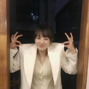 Hu Yixuan Instagram - -
爱穿西装的小胡😜