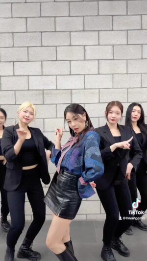 Hwang In-sun Instagram - 아니야 이게 아닌데...
좋았던 우리 둘사이 
도대체 뭐가 문제야 문제 
니가말해봐 ‼️
#주말에도니가말해봐
#댄스커버
#틱톡팔로우
#가수황인선
#댄스챌린지
#니가말해봐
#많이사랑해주세요