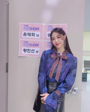 Hwang In-sun Instagram - 찬란했던 하루 💙💜
SBS fill 더트롯쇼! 
니가말해봐 영상 올라왔어요 :) 
좋아요 🙋‍♀️ 많은 댓글 부탁드려요 🙏
#니가말해봐
#가수황인선
#트로트
#sbs더트롯쇼