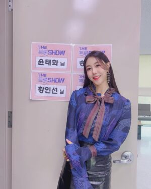 Hwang In-sun Instagram - 찬란했던 하루 💙💜
SBS fill 더트롯쇼! 
니가말해봐 영상 올라왔어요 :) 
좋아요 🙋‍♀️ 많은 댓글 부탁드려요 🙏
#니가말해봐
#가수황인선
#트로트
#sbs더트롯쇼