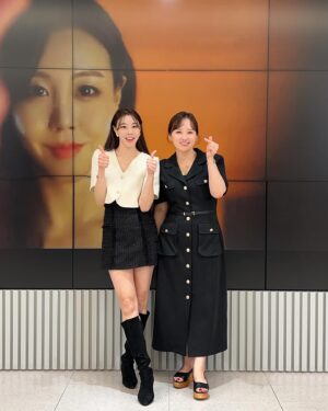 Hwang In-sun Instagram - 그립 셀러브리티에서 진행한 
니가 말해 봐 챌린지 🤟
저번 경연을 통해 정말 많은 셀러분들께서 참여를 해 주셨는데, 
그중 top 5 셀러분들을 직접 모시고 방송을 진행 했습니다 :)
판매 뿐 아니라 매사에 열심히 열정으로 임해주시는 
셀러 분들에게 또한번 더 배우는 기회 였습니다! 
다 뵌적은 없지만 내적 친밀감으로 우리는 늘 다 같은 마음! 
한마음으로 이자리까지 올수 있었습니다!
아무것도 아닌 제 노래를 불러 주시고 방송에서 
노동요라며 틀어주시고 챌린지까지 동참해주셔서 
다시한번 감사드려요. 
이번 방송을 기획하면서 해보자 하는 열정으로 서포트 해준 
울 마삐언니 @mabbi_7730 늘 존경하고 사랑합니다. 
또한 이런 아이디어를 받아주고 디벨롭 시켜준 
울 피디님들 늘 감사드려요:)
막막했던 제 삶의 원동력과 행복의 씨앗을 선사해준 
그립 의 파워무적팀! 
전 너무나 든든한 지원군이 있어 두렵지 않습니당!
두려울게 뭐 있나요? 
우리가 함께라면 힘을 함께 합친다면 이 힘든세상 
그 어떤것도 문제 없어요! (맞죠?) 
저와 함께 동참 하실분 계신가요? 
늘 한결같은 맘으로 같은곳에서 기다리겠습니다. 💕
그런 의미에서 니가 말해 봐 시즌2는 계속 됩니다.(할수 있겠....죠?)
앞으로도 우린 늘 도전 하고 함께할 것입니다!
가보는거야!! 라쓰고~ 🤟
#그립
#셀러
#니가말해봐챌린지