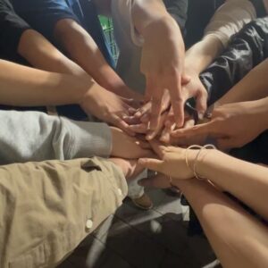 Hwang In-sun Instagram - 그립 셀러브리티에서 진행한 
니가 말해 봐 챌린지 🤟
저번 경연을 통해 정말 많은 셀러분들께서 참여를 해 주셨는데, 
그중 top 5 셀러분들을 직접 모시고 방송을 진행 했습니다 :)
판매 뿐 아니라 매사에 열심히 열정으로 임해주시는 
셀러 분들에게 또한번 더 배우는 기회 였습니다! 
다 뵌적은 없지만 내적 친밀감으로 우리는 늘 다 같은 마음! 
한마음으로 이자리까지 올수 있었습니다!
아무것도 아닌 제 노래를 불러 주시고 방송에서 
노동요라며 틀어주시고 챌린지까지 동참해주셔서 
다시한번 감사드려요. 
이번 방송을 기획하면서 해보자 하는 열정으로 서포트 해준 
울 마삐언니 @mabbi_7730 늘 존경하고 사랑합니다. 
또한 이런 아이디어를 받아주고 디벨롭 시켜준 
울 피디님들 늘 감사드려요:)
막막했던 제 삶의 원동력과 행복의 씨앗을 선사해준 
그립 의 파워무적팀! 
전 너무나 든든한 지원군이 있어 두렵지 않습니당!
두려울게 뭐 있나요? 
우리가 함께라면 힘을 함께 합친다면 이 힘든세상 
그 어떤것도 문제 없어요! (맞죠?) 
저와 함께 동참 하실분 계신가요? 
늘 한결같은 맘으로 같은곳에서 기다리겠습니다. 💕
그런 의미에서 니가 말해 봐 시즌2는 계속 됩니다.(할수 있겠....죠?)
앞으로도 우린 늘 도전 하고 함께할 것입니다!
가보는거야!! 라쓰고~ 🤟
#그립
#셀러
#니가말해봐챌린지