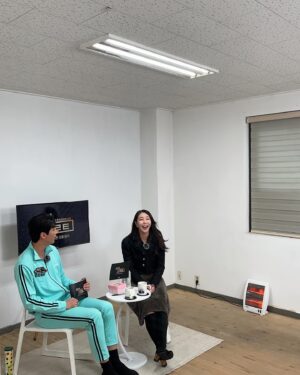 Hwang In-sun Instagram - 엄청난 순발력의 소유자 MC 김동찬 선배님과 
함께한 주간 트로트 💕
정말 역사를 다시 쓰게 해주시고🤣🤣🤣🤣 
너무 편하게! 웃다가 끝난 인터뷰 🎤
넘 감사했습니다~ 🙇‍♀️
끝나고 나니 편집본이 너무나 기대된다는 ^^
여러분 기대 많이 해주세용 ~🙏
앗! 그리고 잠시 뵈었던 트로트의 왕자 성용하님 (카메라가 좀 흔들렸다는 😅) 담에 또 좋은 무대에서 만나용 🥹
#주간트로트
#가수황인선
#니가말해봐
#트로트