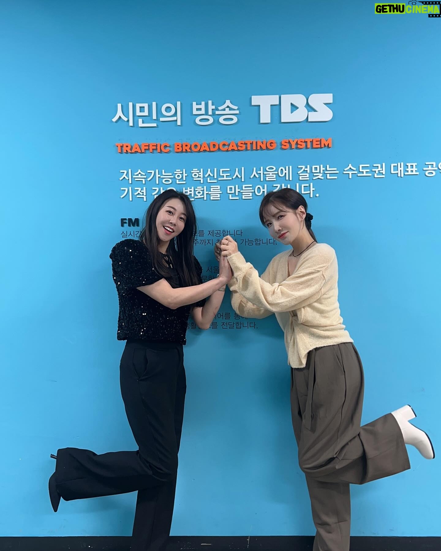 Hwang In-sun - 3 Likes - 어제 Tbs 최일구 허리케인 라디오에 다녀왔어용 🙋♀️
핫한 ‼️트롯여신 한봄씨와 함께 ❤️ @hanbom___ 실물이 너무 너무 이쁘셔서 깜놀했어요 ~~~! 😱
그리고....황이모 조카언니들이 나를 위해 불태워준날 ~🔥🔥
감동의 눈물 또로록...😭
언니들 덕분에 3/8일! 3시!! 또.또 나옵니다!
감사하고 사룽합니다💕 제가 더 잘할게요 :)
니가 말해봐 !!🎶🕺🎤 대박 가즈아~~~ 🤟
#tbs
#최일구허리케인라디오
#니가말해봐