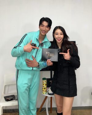 Hwang In-sun Instagram - 엄청난 순발력의 소유자 MC 김동찬 선배님과 
함께한 주간 트로트 💕
정말 역사를 다시 쓰게 해주시고🤣🤣🤣🤣 
너무 편하게! 웃다가 끝난 인터뷰 🎤
넘 감사했습니다~ 🙇‍♀️
끝나고 나니 편집본이 너무나 기대된다는 ^^
여러분 기대 많이 해주세용 ~🙏
앗! 그리고 잠시 뵈었던 트로트의 왕자 성용하님 (카메라가 좀 흔들렸다는 😅) 담에 또 좋은 무대에서 만나용 🥹
#주간트로트
#가수황인선
#니가말해봐
#트로트