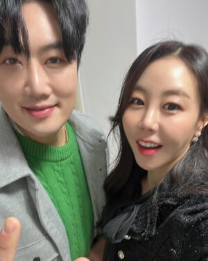 Hwang In-sun Instagram - 엄청난 순발력의 소유자 MC 김동찬 선배님과 
함께한 주간 트로트 💕
정말 역사를 다시 쓰게 해주시고🤣🤣🤣🤣 
너무 편하게! 웃다가 끝난 인터뷰 🎤
넘 감사했습니다~ 🙇‍♀️
끝나고 나니 편집본이 너무나 기대된다는 ^^
여러분 기대 많이 해주세용 ~🙏
앗! 그리고 잠시 뵈었던 트로트의 왕자 성용하님 (카메라가 좀 흔들렸다는 😅) 담에 또 좋은 무대에서 만나용 🥹
#주간트로트
#가수황인선
#니가말해봐
#트로트